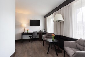 In-room safe, desk, bed sheets