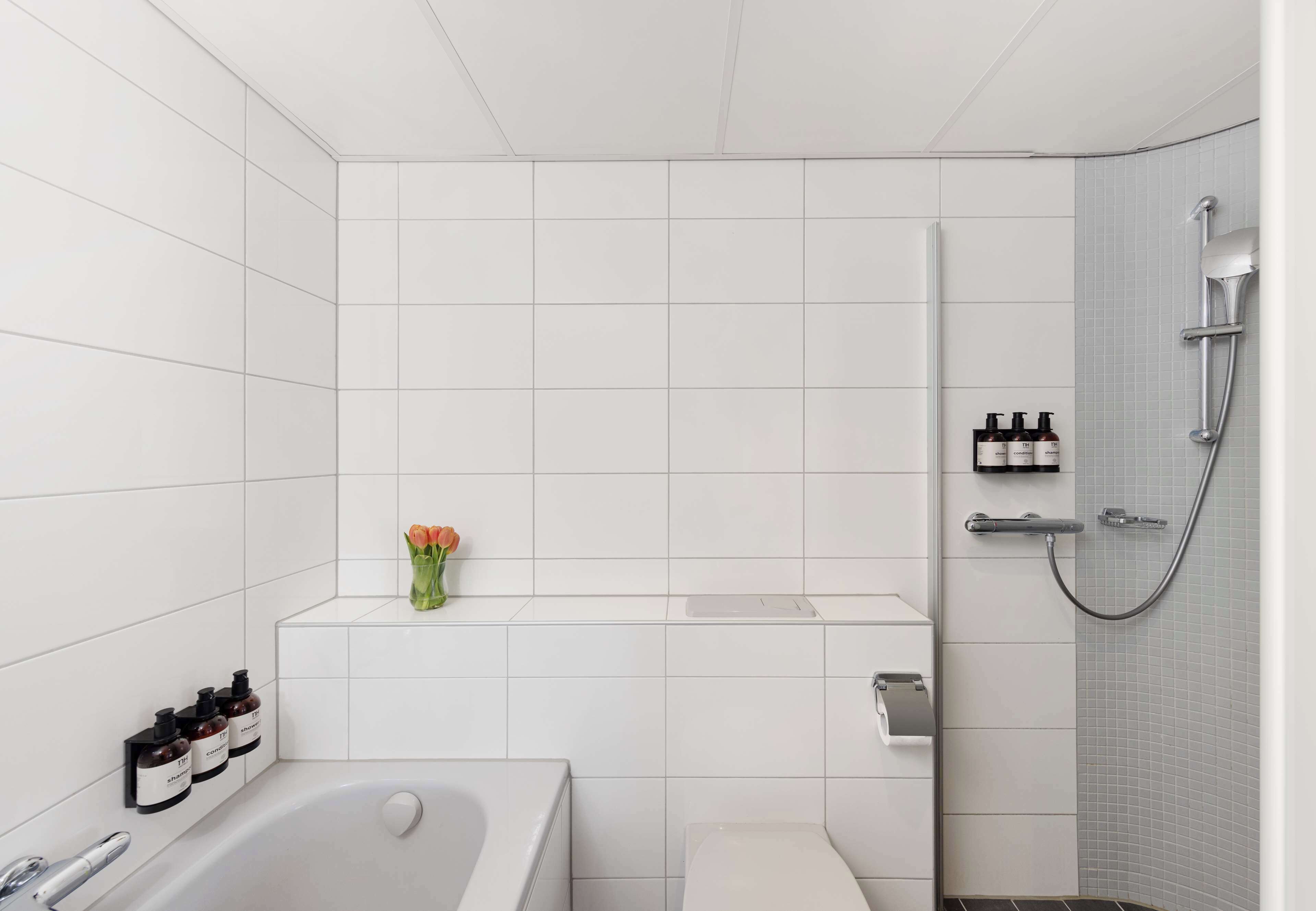 Standaard driepersoonskamer | Badkamer | Een douche, milieuvriendelijke toiletartikelen, een haardroger