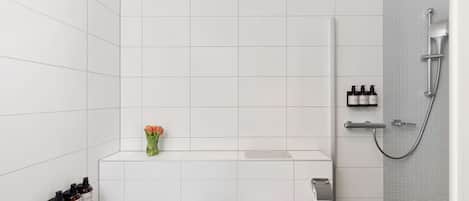 Chambre triple Standard | Salle de bain | Douche, articles de toilette écologiques, séchoir à cheveux