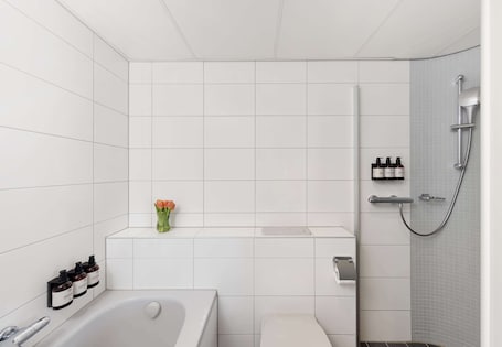 Standard-Dreibettzimmer | Badezimmer | Dusche, umweltfreundliche Kosmetikartikel, Haartrockner, Handtücher. NH Noordwijk Conference Centre Leeuwenhorst