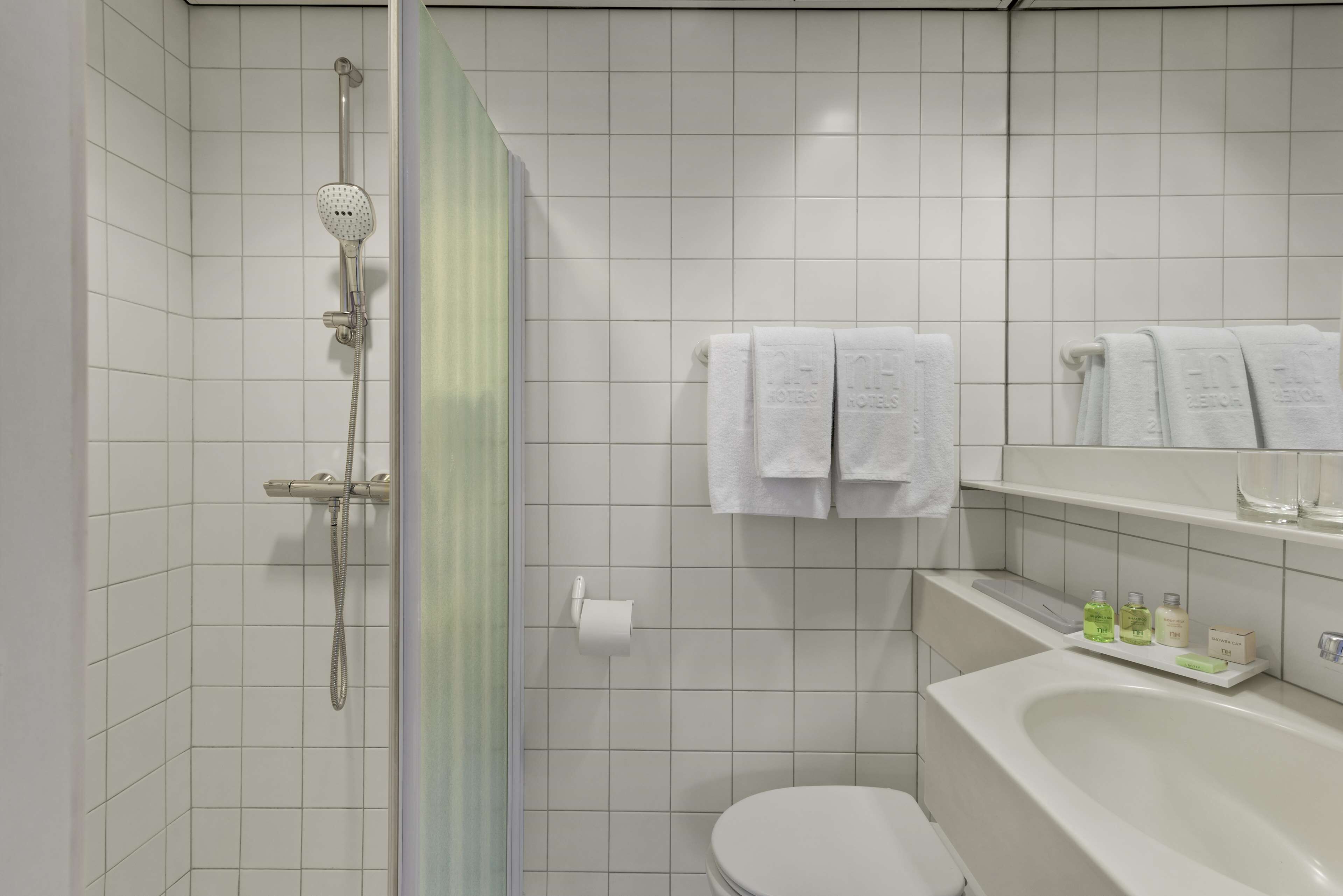 standard room | bathroom | eco-friendly toiletries, hair dryer, towels