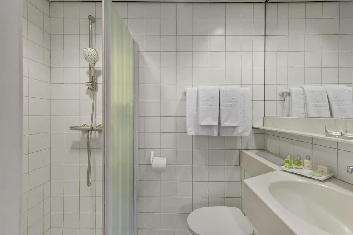 standard room | bathroom | eco-friendly toiletries, hair dryer, towels