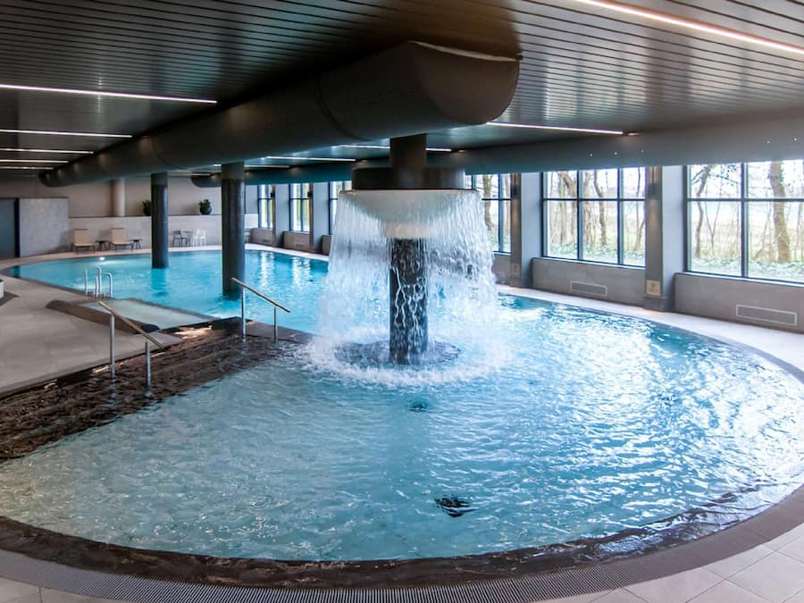 Innendørsbasseng og solsenger