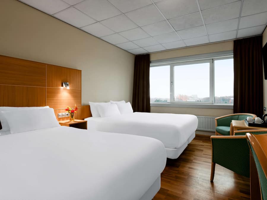 Zimmersafe, Schreibtisch, BettwÀsche