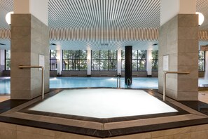 Piscine couverte, accès possible de 07 h 00 à 21 h 00, chaises longues 