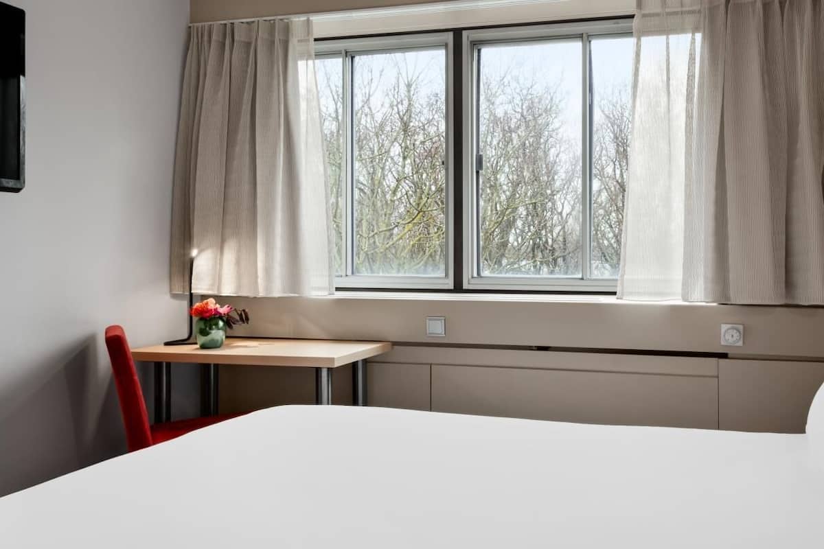 Caja de seguridad en la habitación, escritorio y ropa de cama