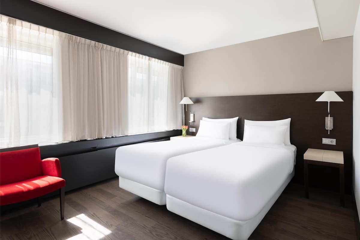 Coffres-forts dans les chambres, bureau, draps fournis