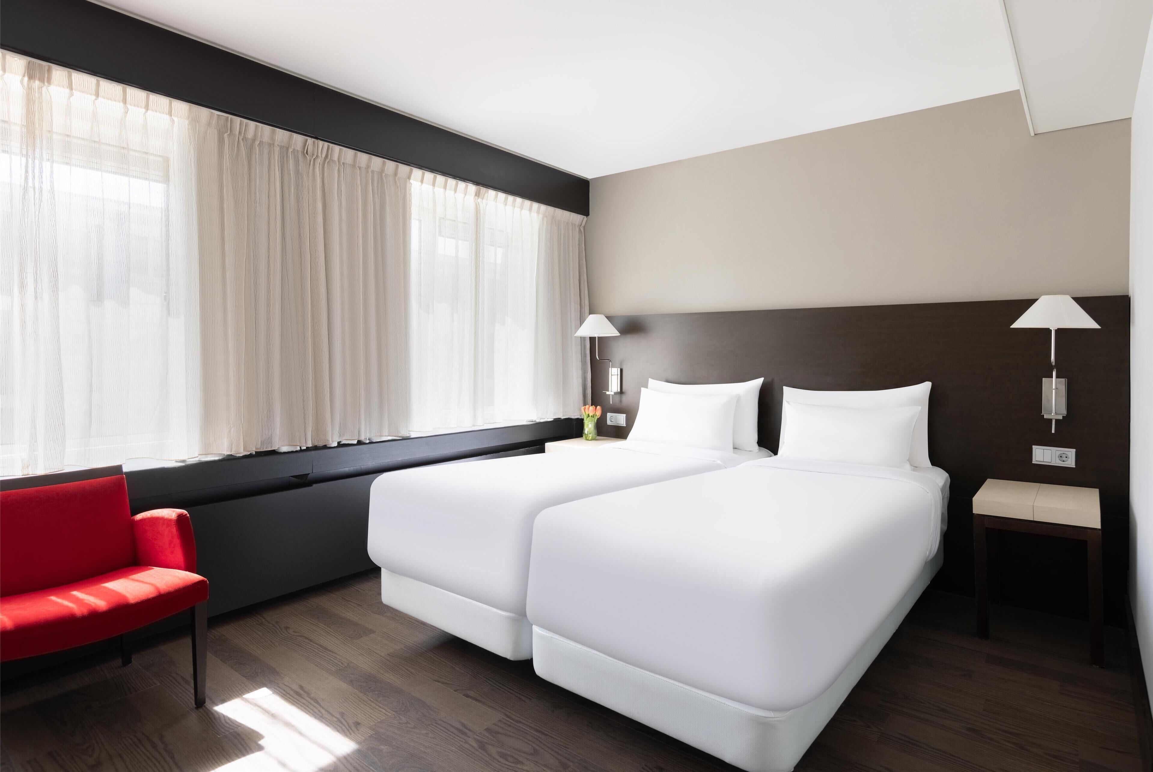 Een kluis op de kamer, een bureau, beddengoed