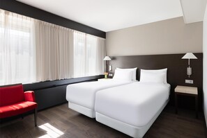 In-room safe, desk, bed sheets - NH Noordwijk Conference Centre Leeuwenhorst (Noordwijkerhout)