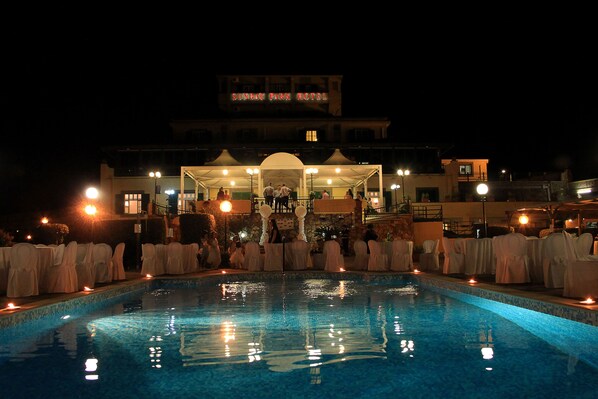 2 restaurants, breakfast, lunch, dinner served; Italian cuisine 