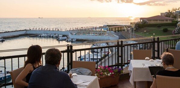 2 restaurants, breakfast, lunch, dinner served; Italian cuisine - Sunbay Park Hotel (Civitavecchia)