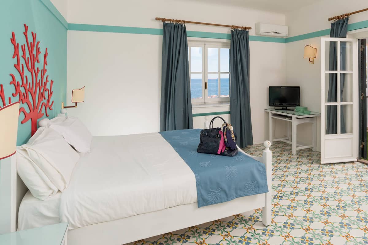 Minibar, in-room safe, desk, blackout curtains