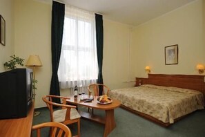 Superior, 1 Doppelbett | Allergikerbettwaren, Schreibtisch, schallisolierte Zimmer