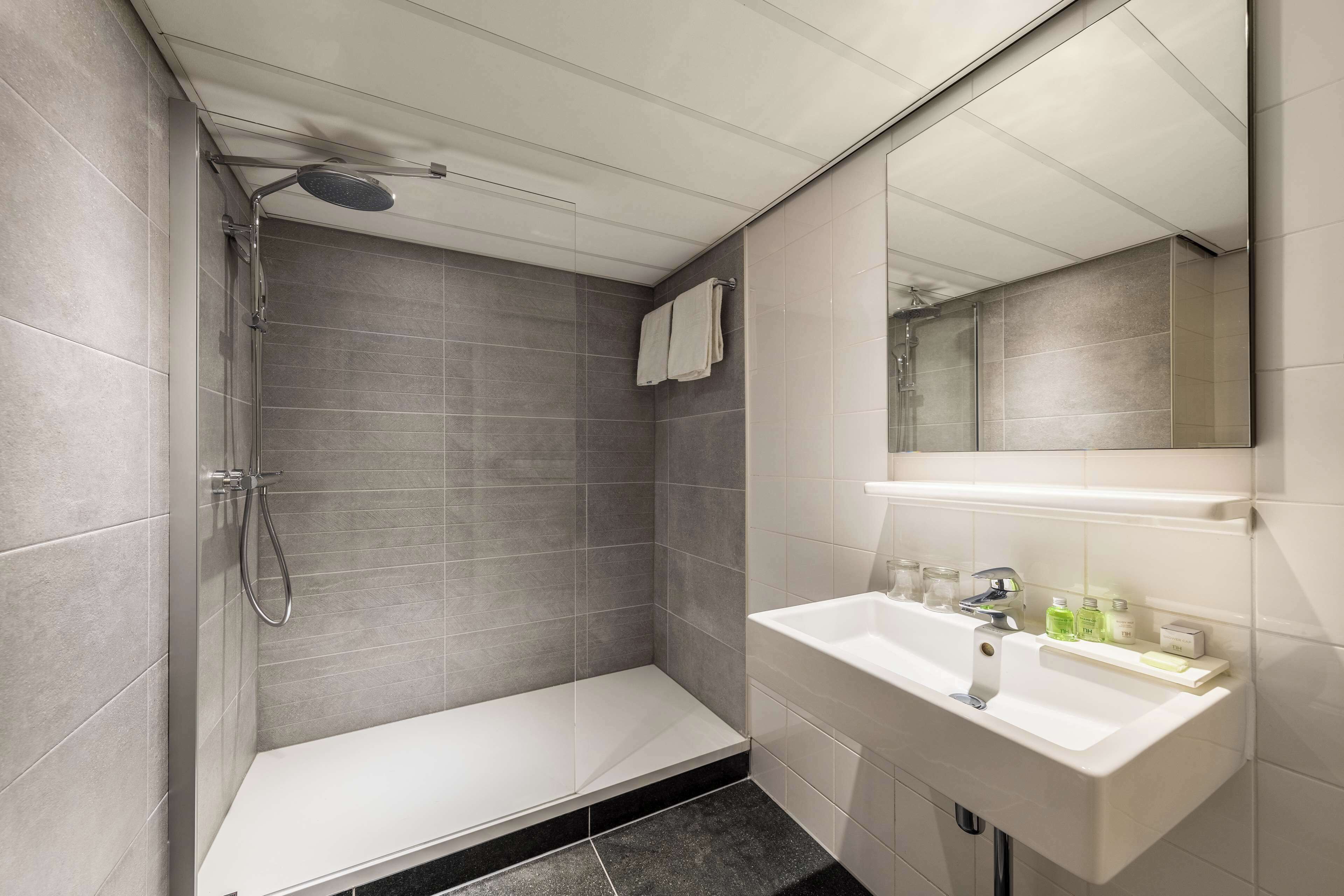 Standard Room | Bathroom | Combined shower/tub, eco-friendly toiletries, towels