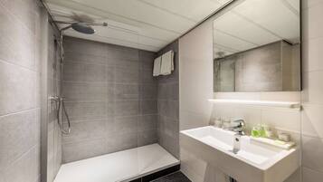 Standaard kamer | Badkamer | Een bad/douchecombinatie, milieuvriendelijke toiletartikelen, handdoeken