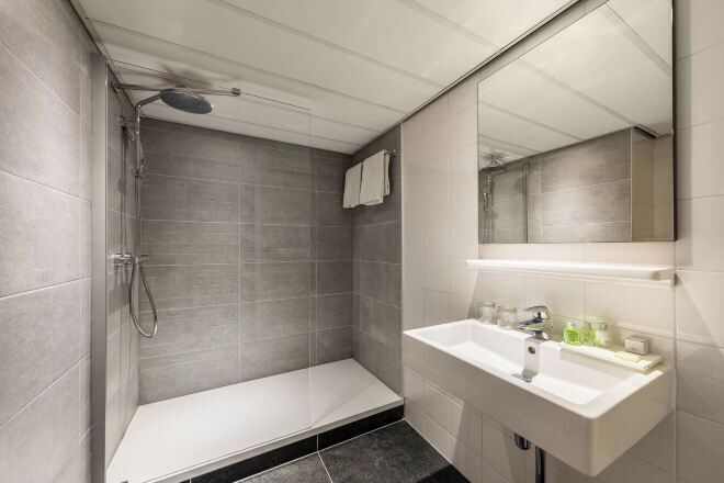 Bad | Kombinert dusj/badekar, miljøvennlige toalettsaker og håndklær