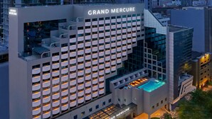 A high-rise hotel with a grid of balconies, a rooftop pool, and the name 'Grand Mercure' on the facade. - Grand Mercure Kuala Lumpur Bukit Bintang (Kuala Lumpur)