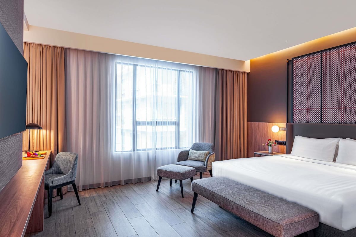 Deluxe Room, 1 King Bed, City View