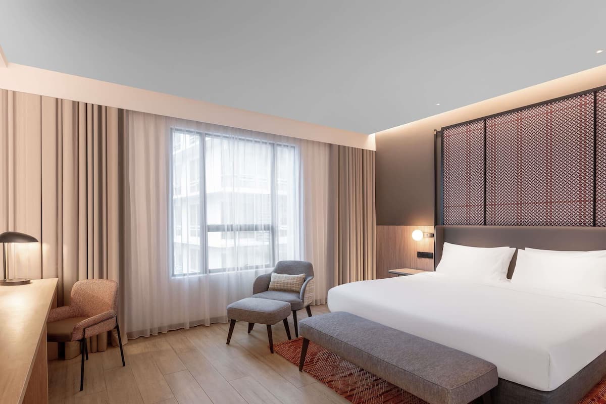 Deluxe Room, 1 King Bed, City View | Minibar, in-room safe, desk, laptop workspace