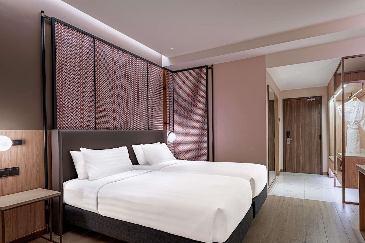 Minibar, caja de seguridad en la habitación y escritorio