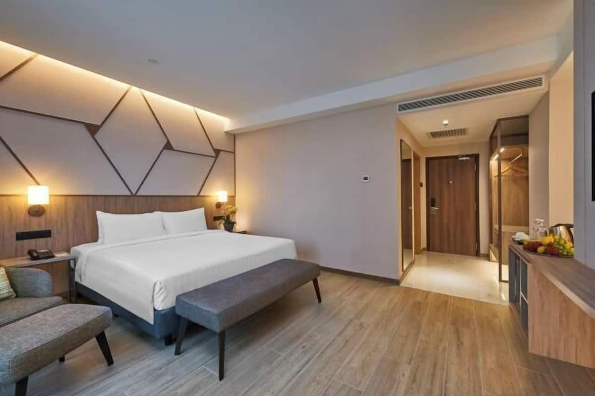 Minibar, coffres-forts dans les chambres, bureau