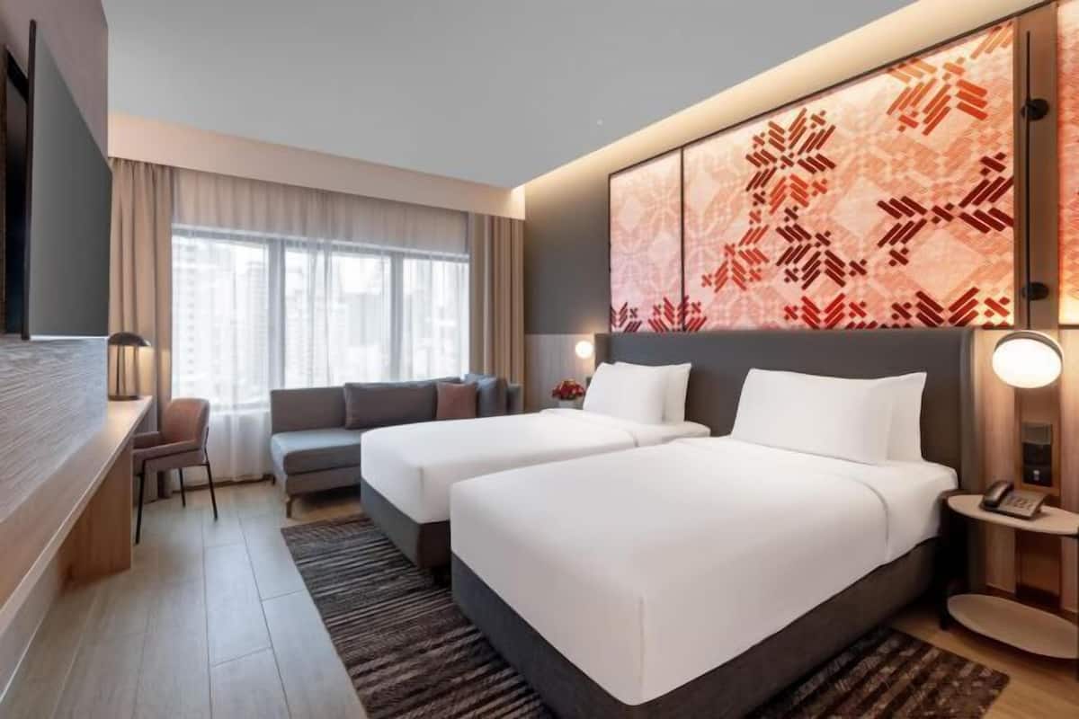 Minibar, brankas, meja kerja, dan ruang kerja ramah laptop