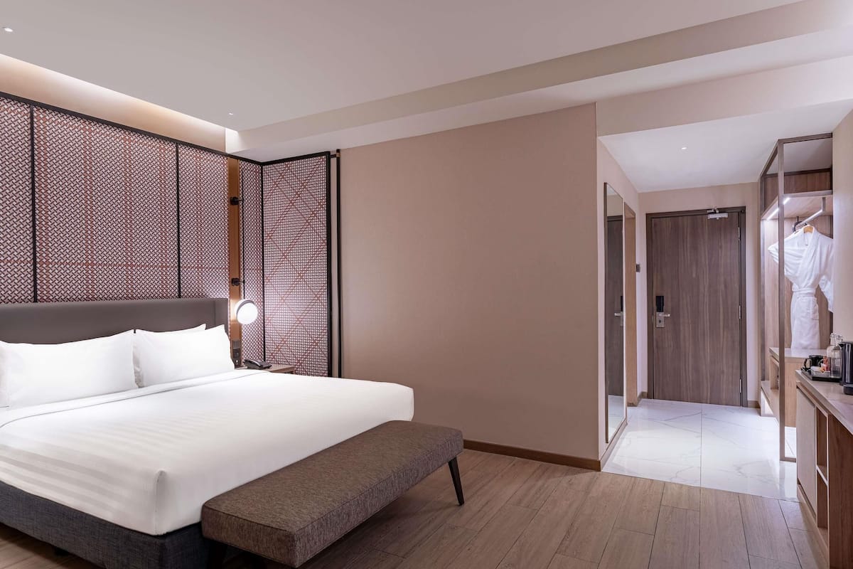 Minibar, coffres-forts dans les chambres, bureau