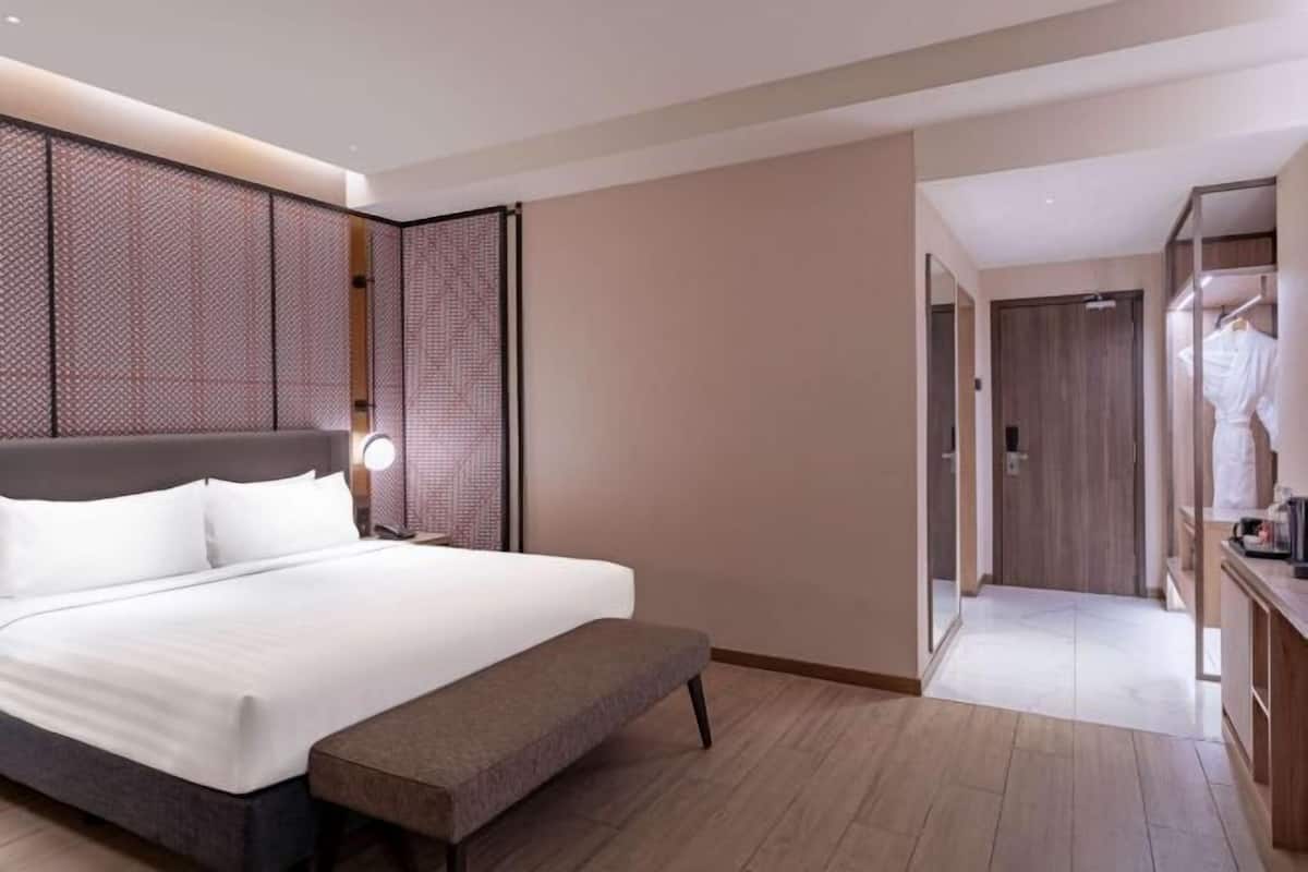 Minibar, coffres-forts dans les chambres, bureau