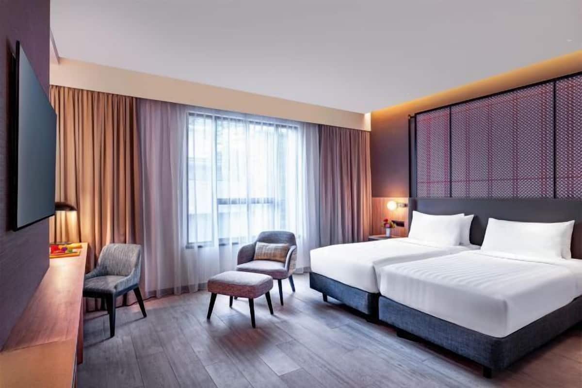 Minibar, coffres-forts dans les chambres, bureau