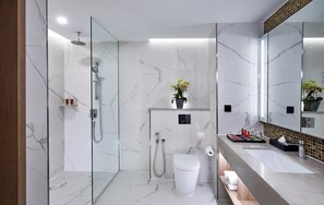 Shower, rainfall showerhead, free toiletries, hair dryer