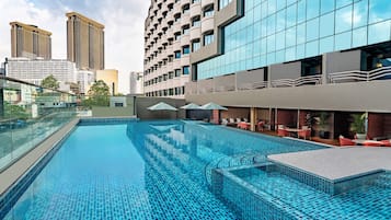 Kolam renang outdoor, dengan kursi berjemur