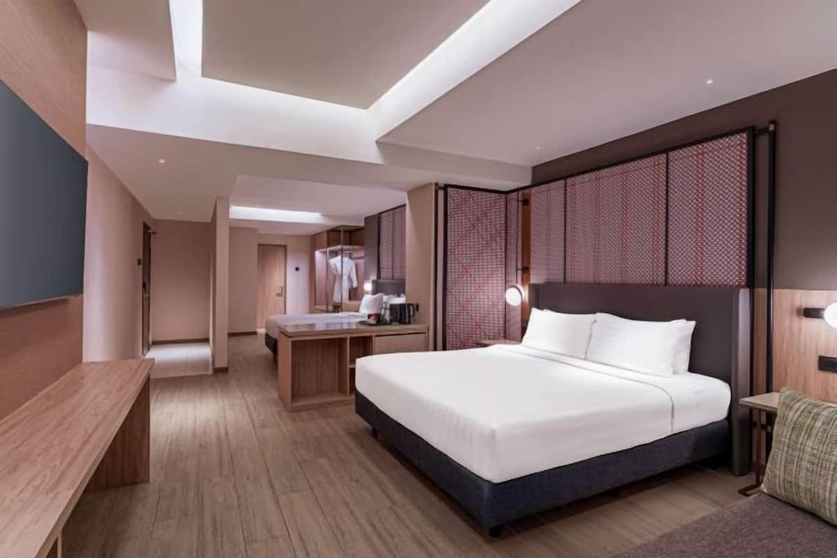 Minibar, coffres-forts dans les chambres, bureau