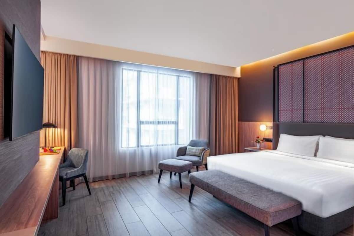 Minibar, coffres-forts dans les chambres, bureau