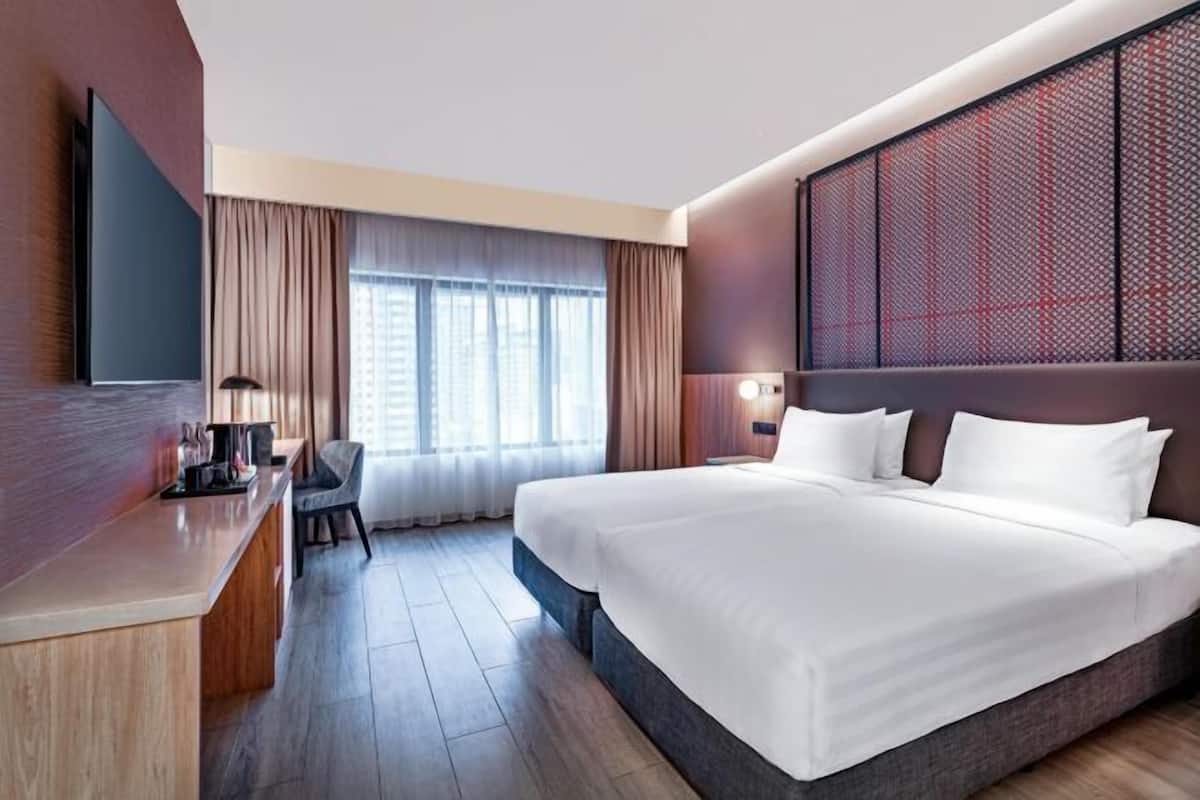 Minibar, coffres-forts dans les chambres, bureau