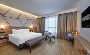 Newly Renovated - Executive King Room | Minibar, in-room safe, desk, laptop workspace