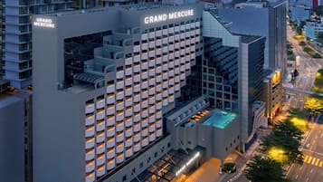 Minibar, brankas, meja kerja, dan ruang kerja ramah laptop