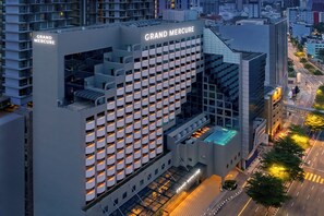 Minibar, in-room safe, desk, laptop workspace - Grand Mercure Kuala Lumpur Bukit Bintang (Kuala Lumpur)