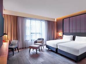 Minibaari, tallelokero huoneessa, työpöytä