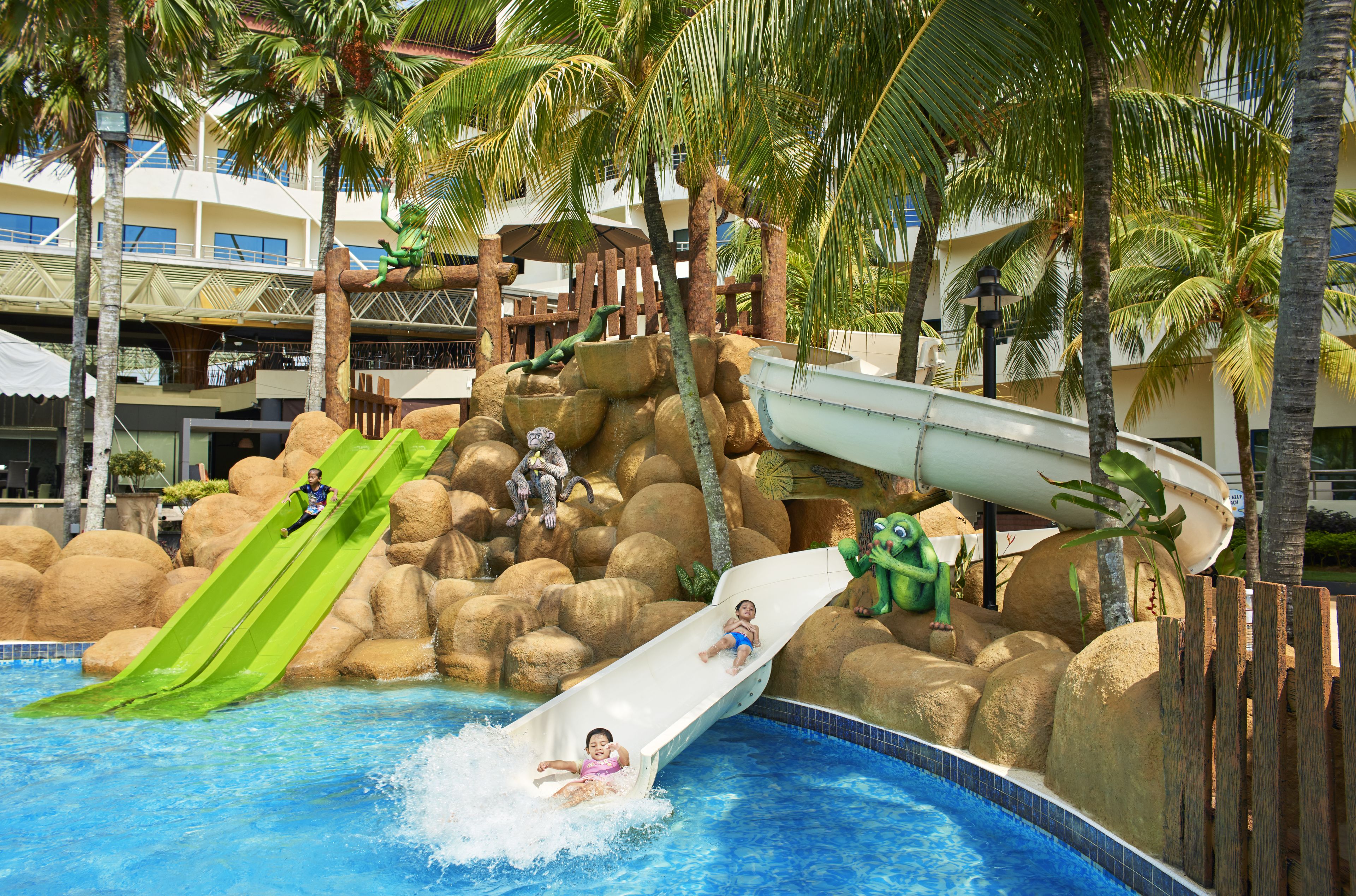 Kolam renang outdoor, dengan kursi berjemur