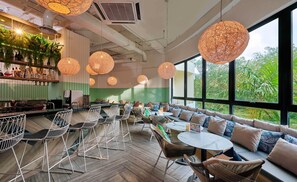 Bar (on property) - Swiss-Grand Beach Resort Kuantan (Kuantan)