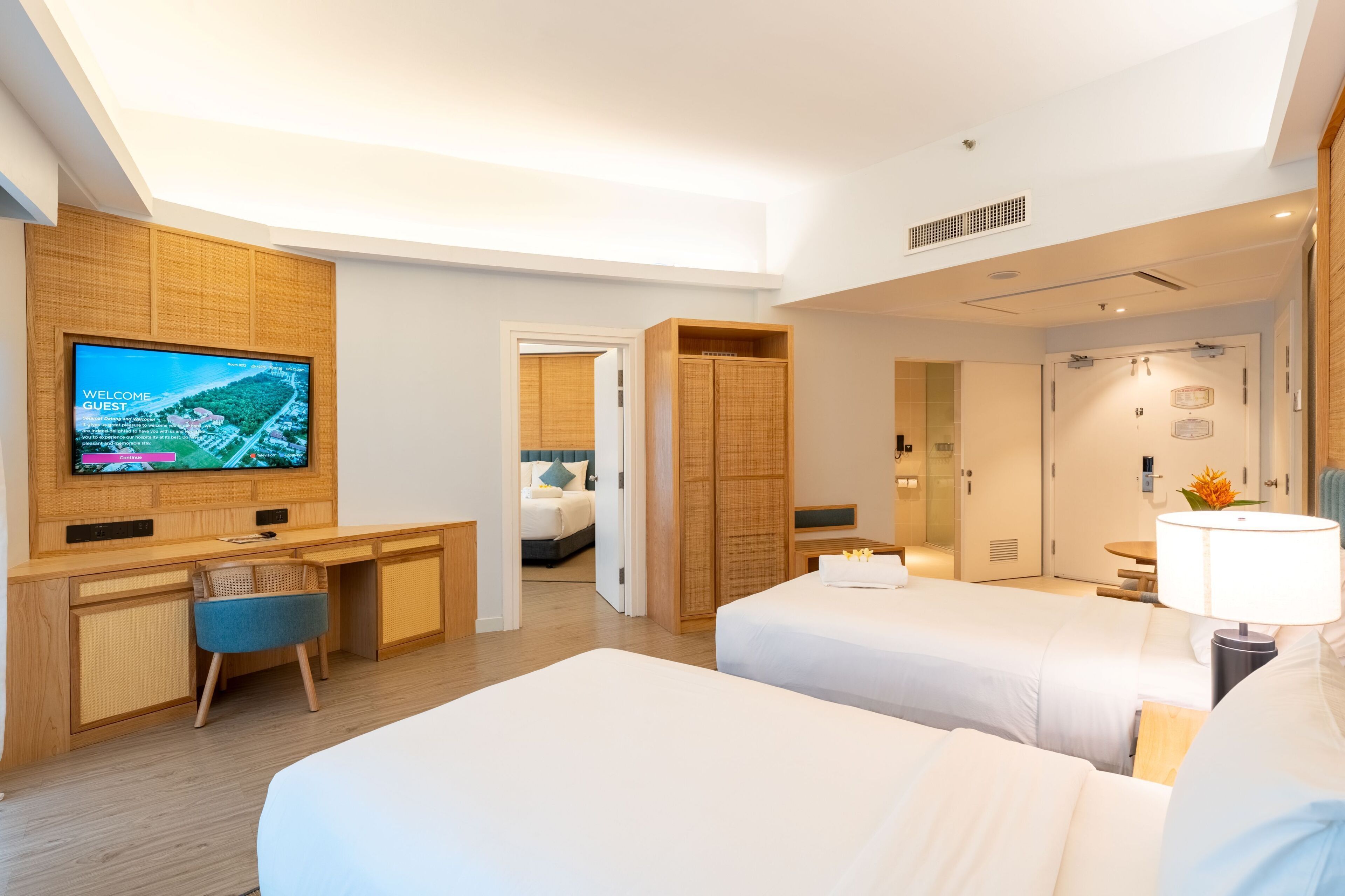 Habitación cuádruple familiar | Caja de seguridad en la habitación y escritorio 