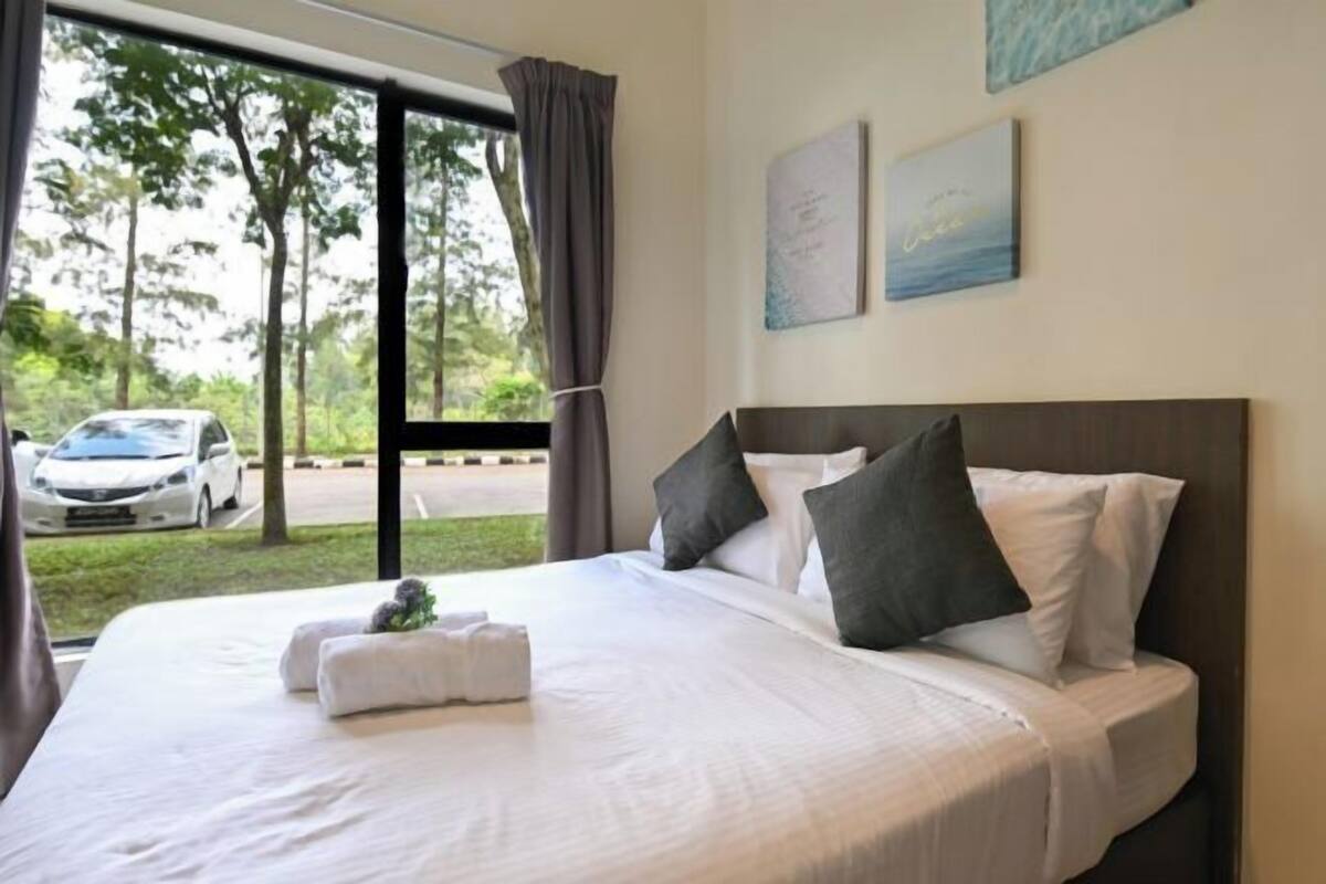 In-room safe, desk, iron/ironing board, free WiFi