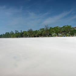 位於海灘上、免費海灘小屋、躺椅、海灘浴巾
