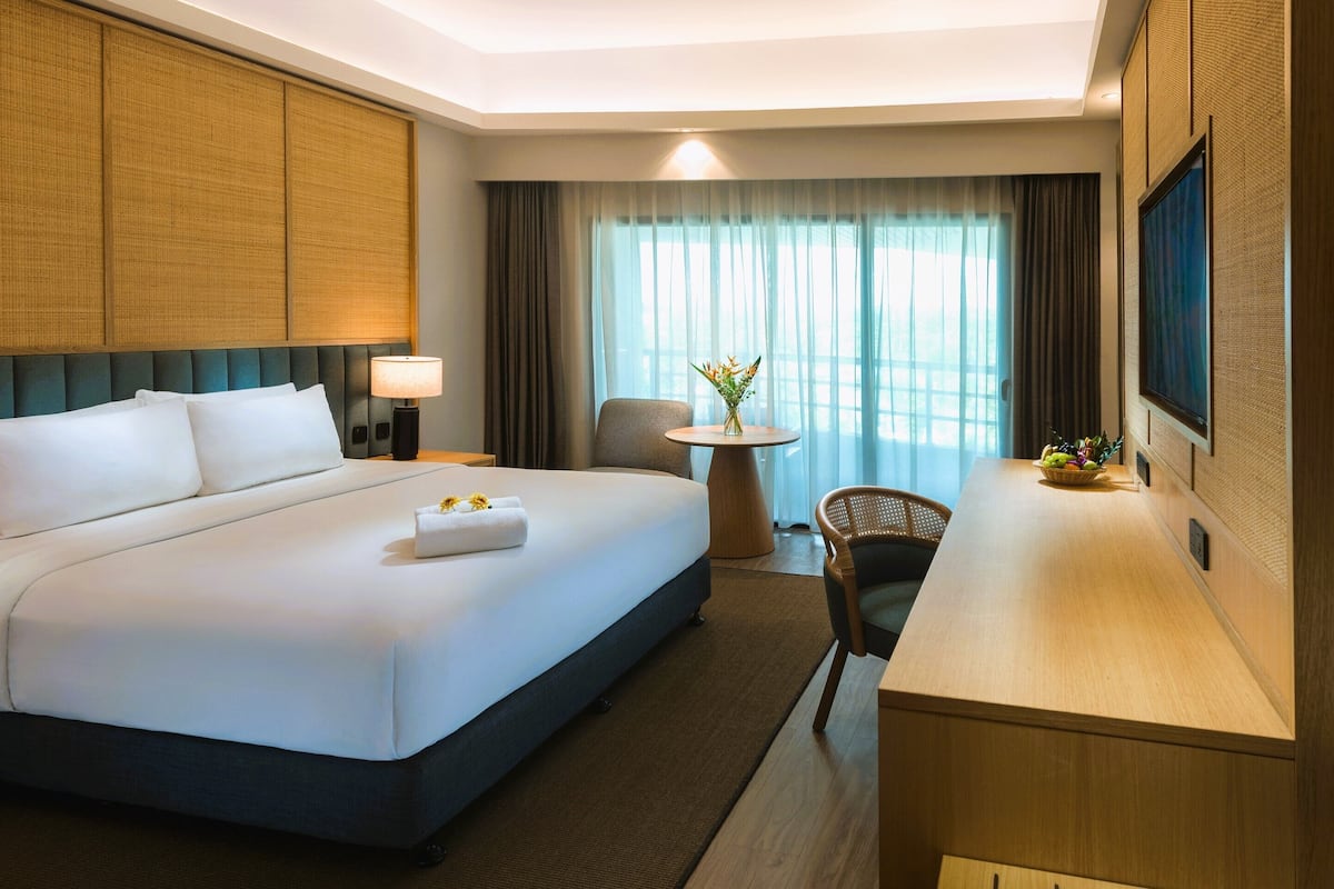 In-room safe, desk, iron/ironing board, free WiFi