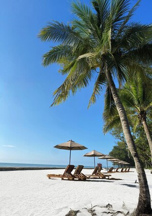 Di pantai, kabana percuma, kerusi lepak pantai, tuala pantai 