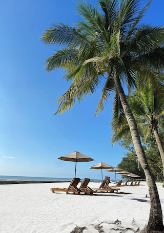 On the beach, free beach cabanas, sun-loungers, beach towels. Swiss-Grand Beach Resort Kuantan