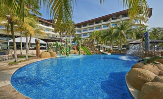 Una piscina al aire libre, sillones reclinables de piscina