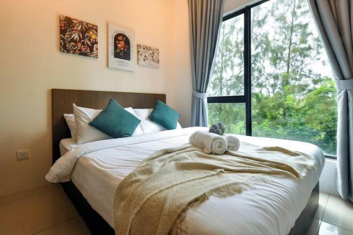In-room safe, desk, iron/ironing board, free WiFi