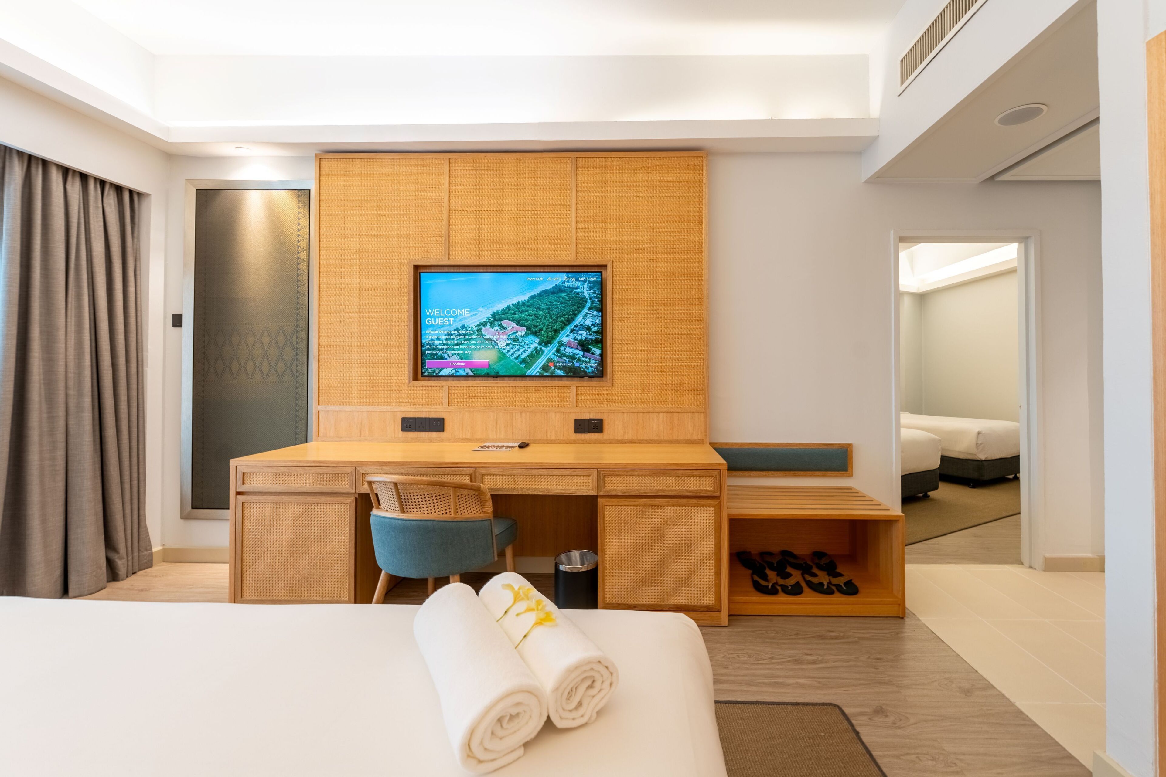 Family Room | Caja de seguridad en la habitación y escritorio 