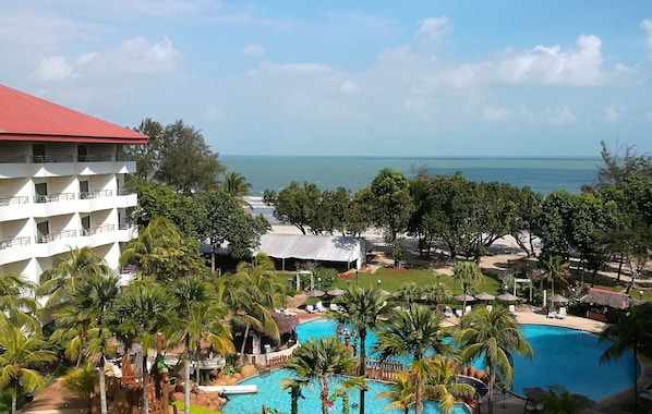 Balcony view - Swiss-Grand Beach Resort Kuantan (Kuantan)